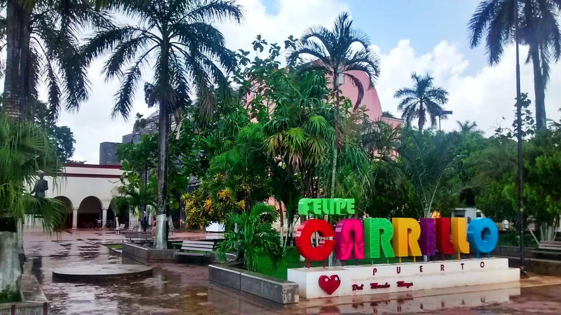 Letras de Felipe Carrillo Puerto rodeadas de palmeras y vegetación en el centro de la ciudad