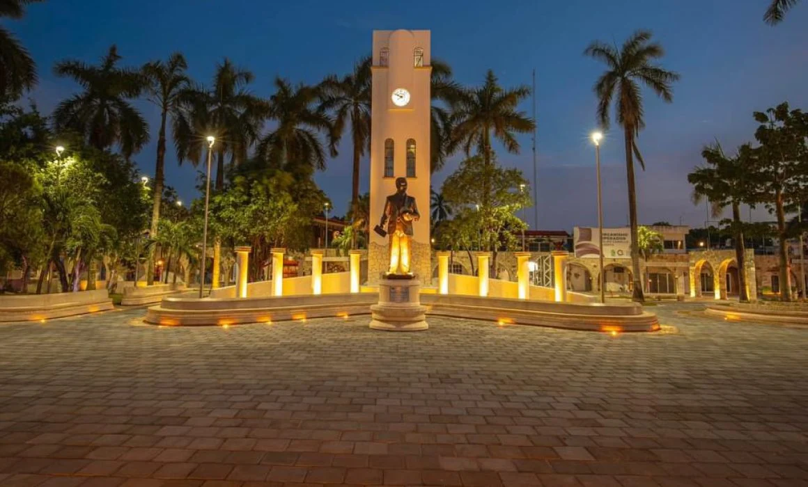 Plaza y torre del reloj iluminadas al anochecer en Felipe Carrillo Puerto